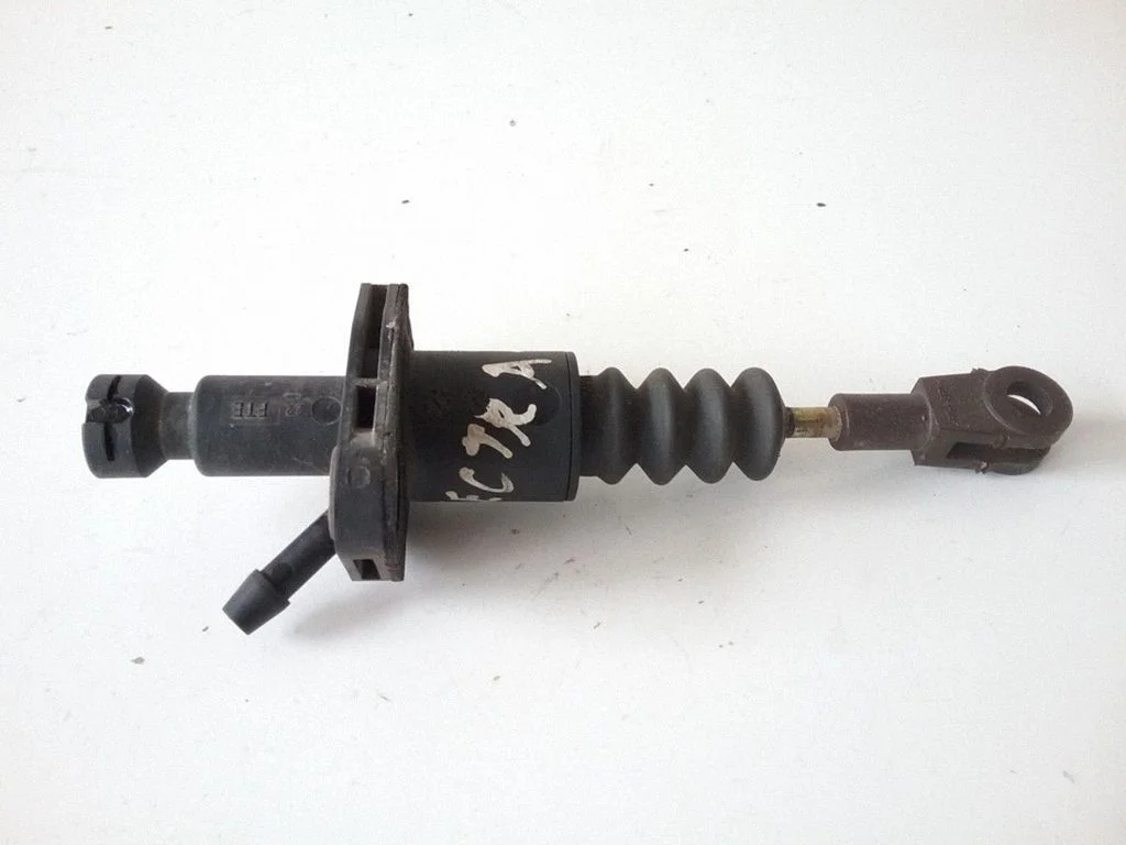 Clutch master cylinder – Opel Vectra B (1996-2002)