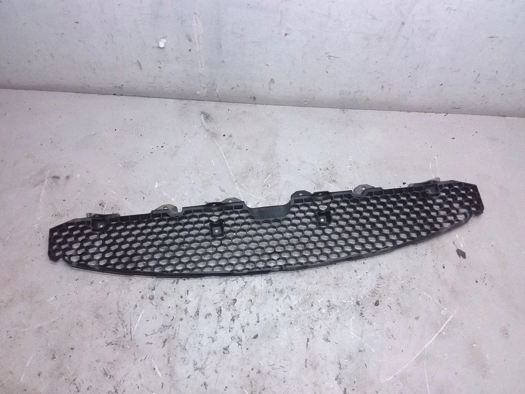 Front bumper lower grill 865611D010