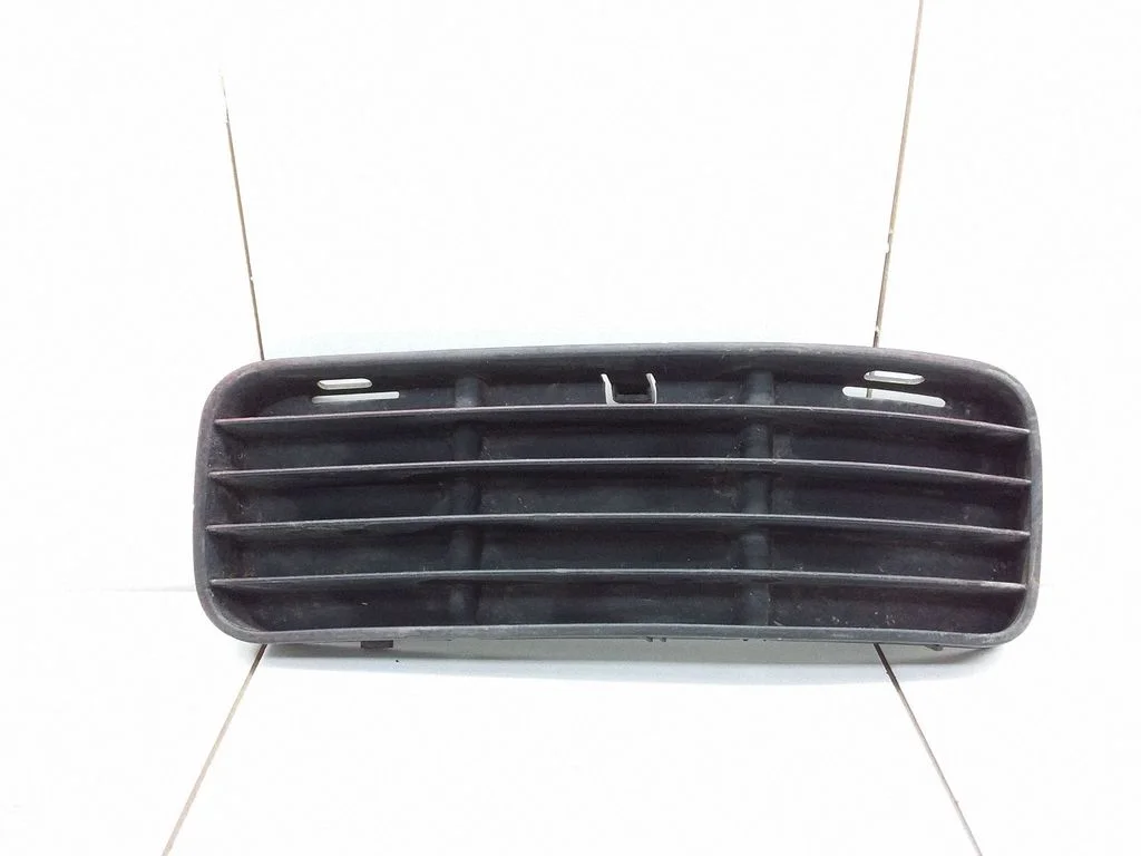 Apakšējās restes (trīs daļu) – Volkswagen Polo III 6N 6N2 6NF (1995-2001)