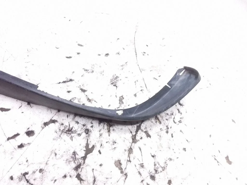 Front bumper lip – front right
