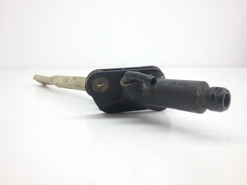 Clutch master cylinder 9163880