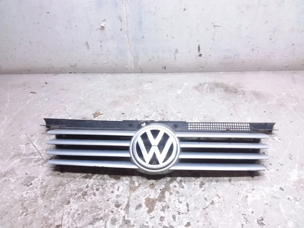 Esistange ülemine radiaatorivõre – Volkswagen Bora (1998-2005)