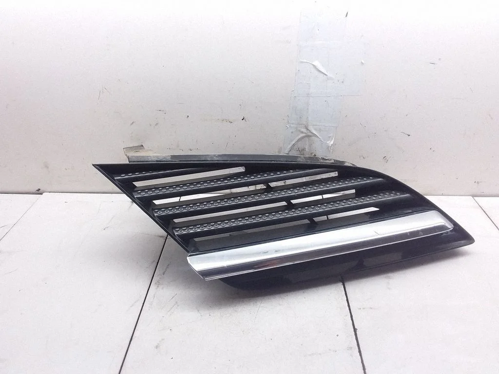 Front bumper upper radiator grill 62320AU300