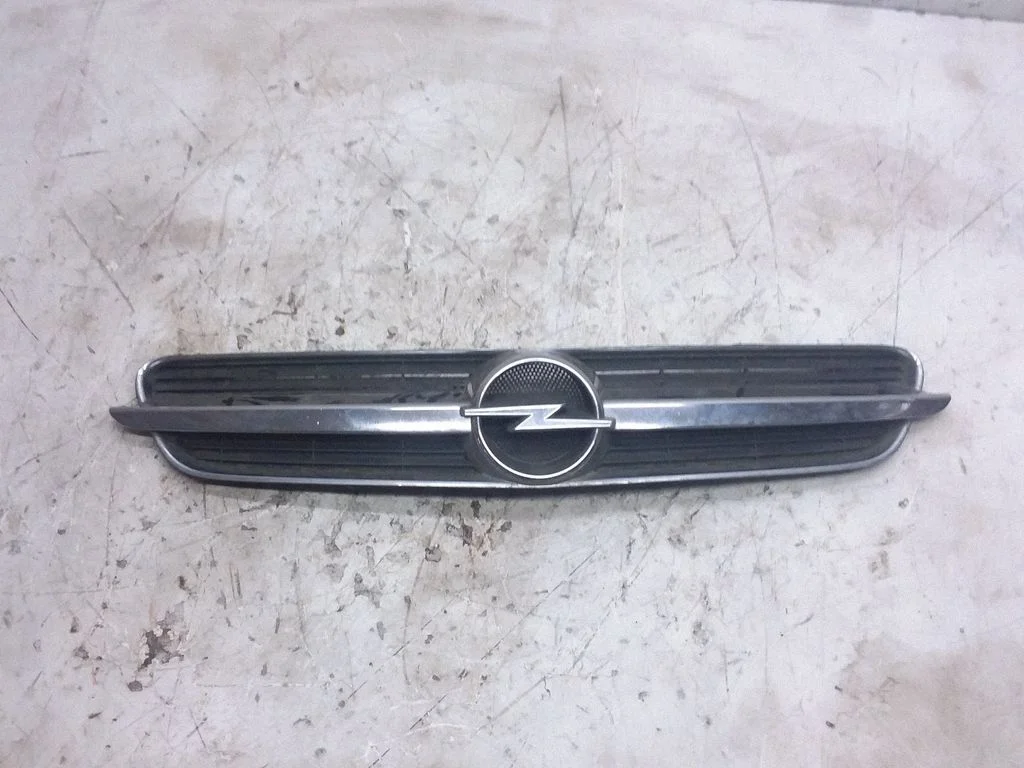 Esistange ülemine radiaatorivõre – Opel Vectra C (2005-2009)