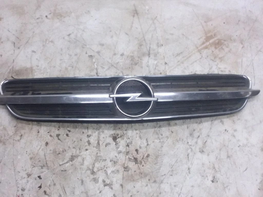 Esistange ülemine radiaatorivõre – Opel Vectra C (2002-2005)