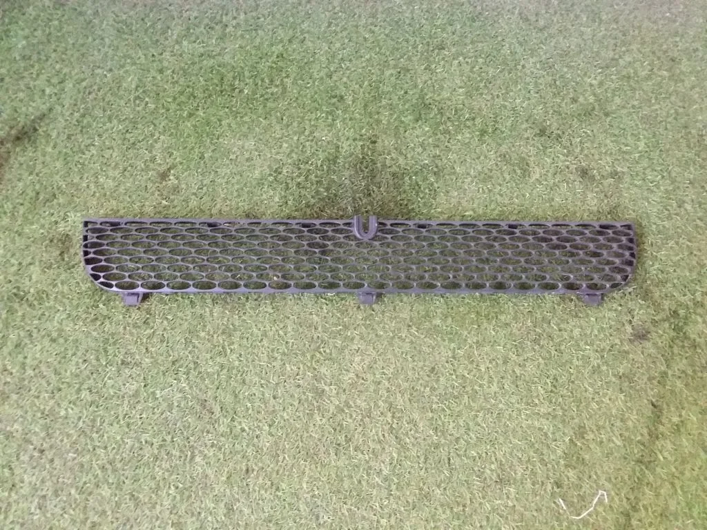 Atrapa górna (grill) YC158200AMW