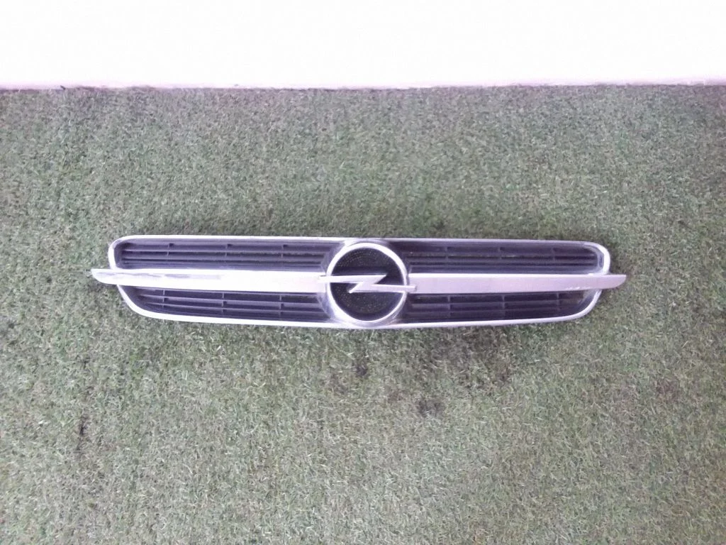 Esistange ülemine radiaatorivõre – Opel Vectra C (2002-2005)