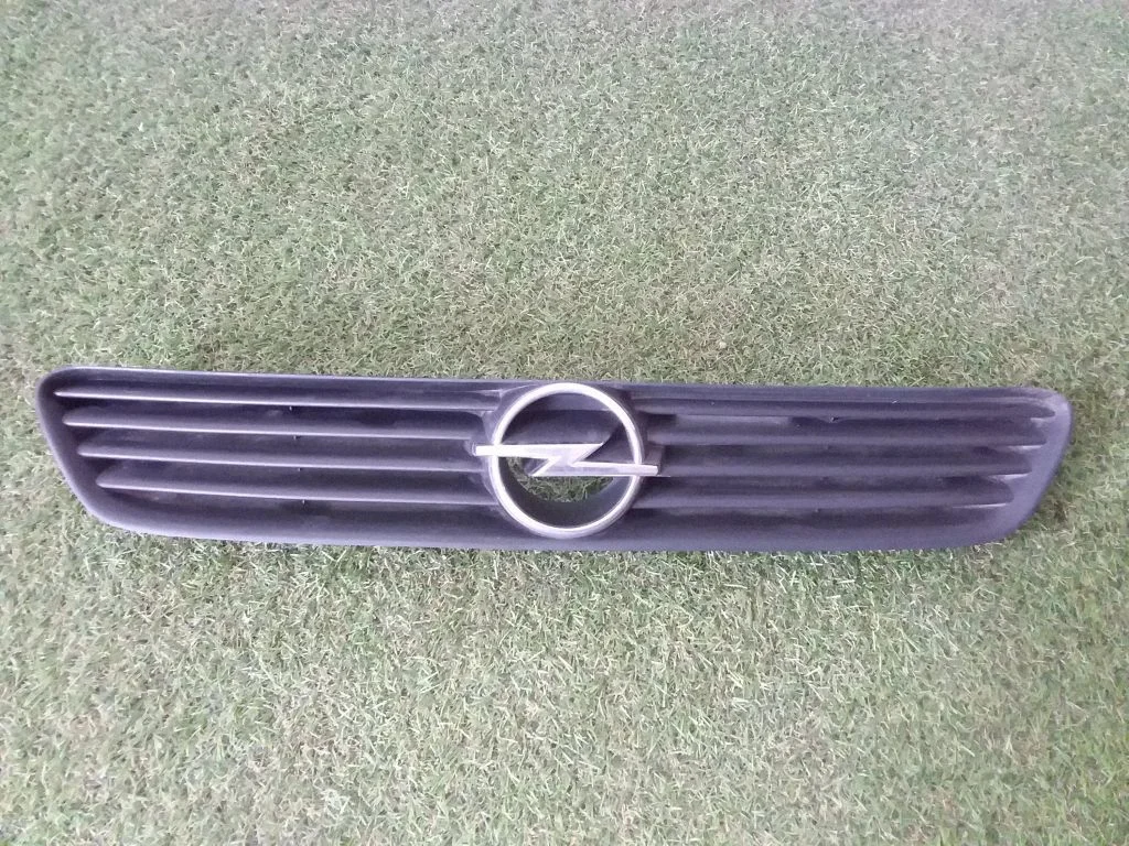 Esistange ülemine radiaatorivõre – Opel Astra G (1998-2009)