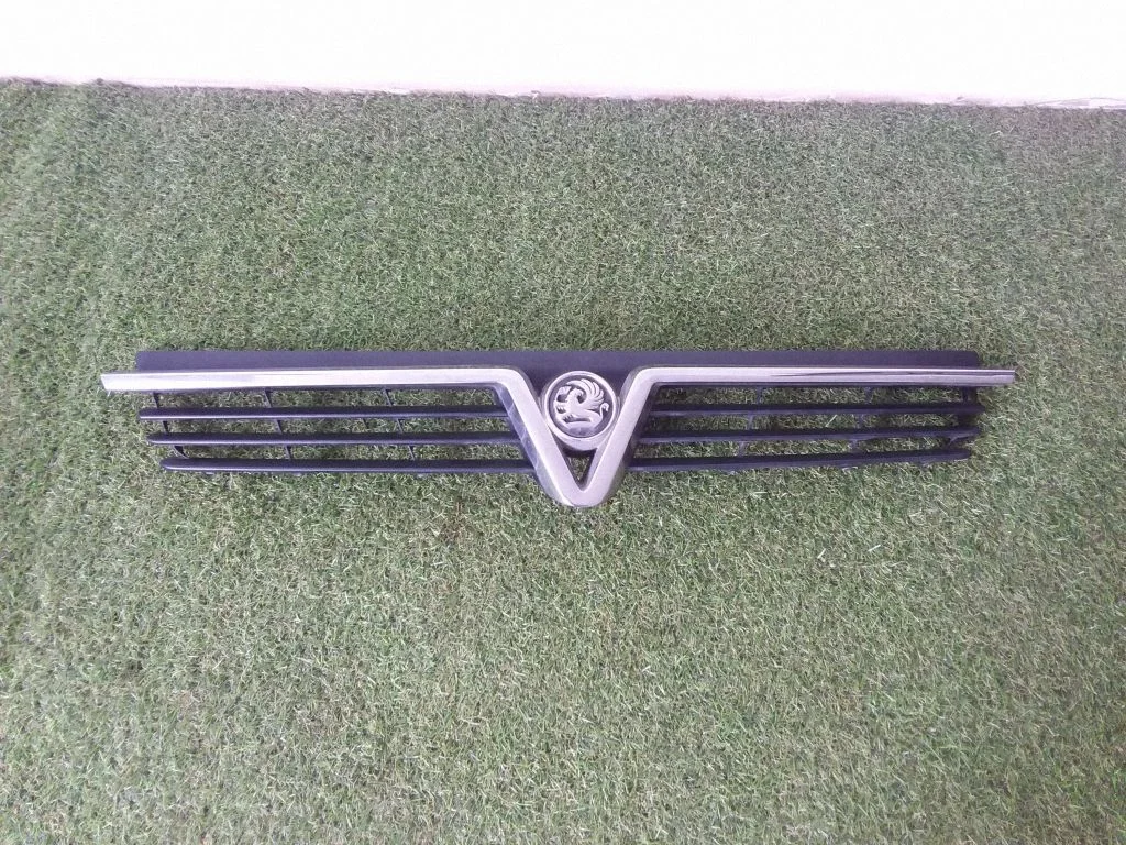Front bumper upper radiator grill – Opel Vivaro (2001-2014)