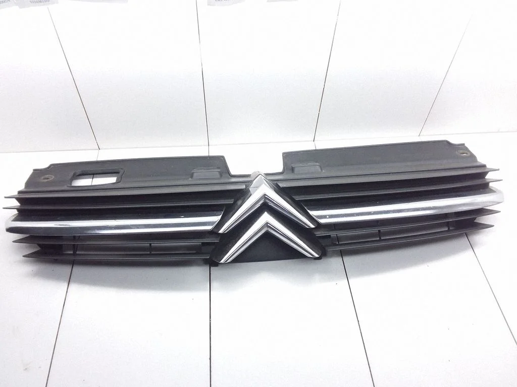 Front bumper upper radiator grill – Citroen C5 (2001-2004)