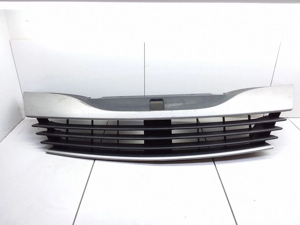 Front bumper upper radiator grill – Renault Laguna II (2001-2007)