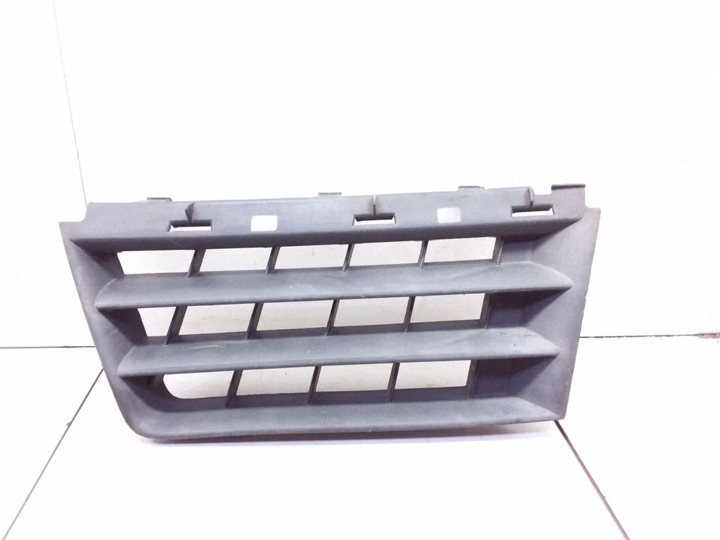 Esistange ülemine radiaatorivõre – Renault Megane II (2002-2005)
