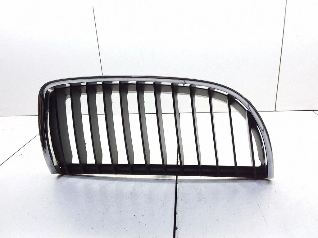 Esistange ülemine radiaatorivõre – BMW 3-seeria E90 E91 (2005-2012)