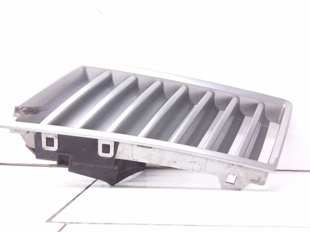 Front bumper upper radiator grill 8200096824