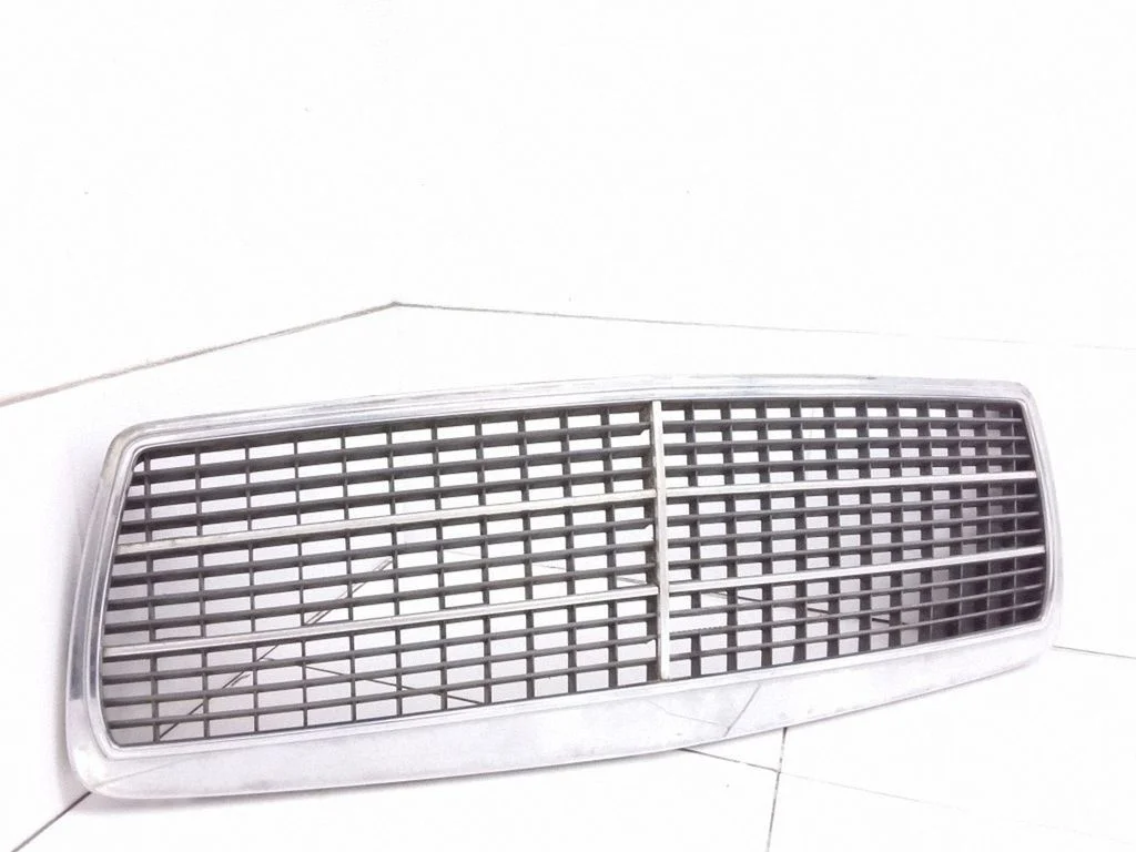 Esistange ülemine radiaatorivõre – Mercedes-Benz E-klass W210 (1995-2002)