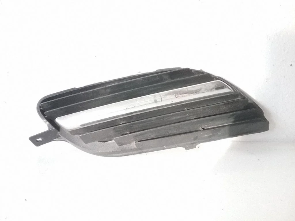 Front bumper upper radiator grill 9381M020