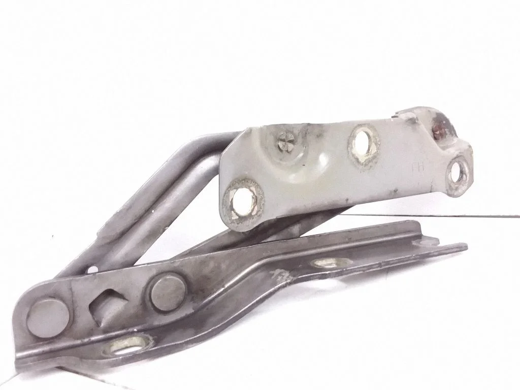 Engine bonnet/hood hinges