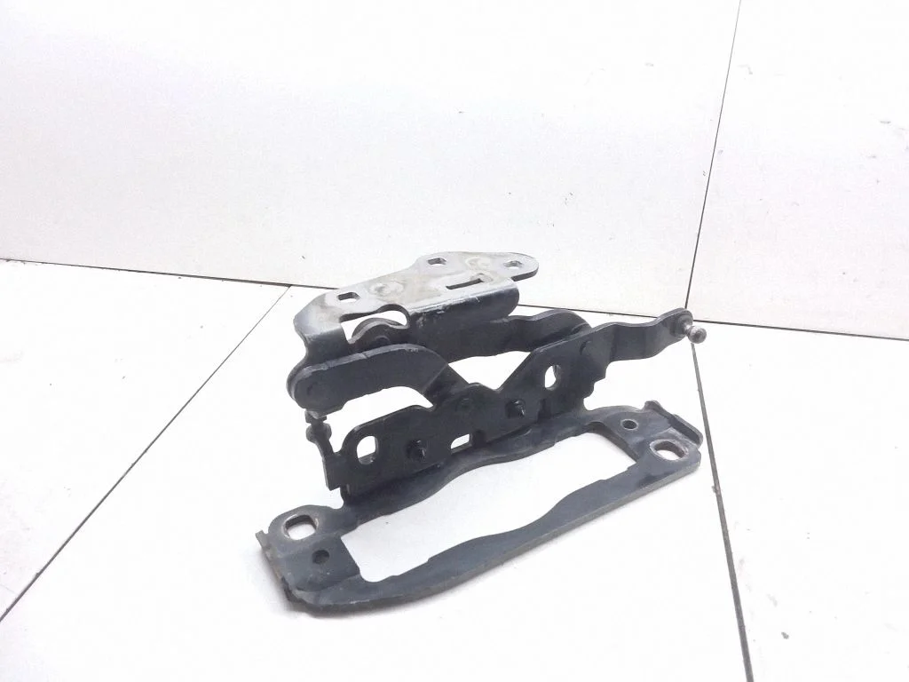 Engine bonnet/hood hinges – Mercedes-Benz C-Class AMG W204 (2007-2014)