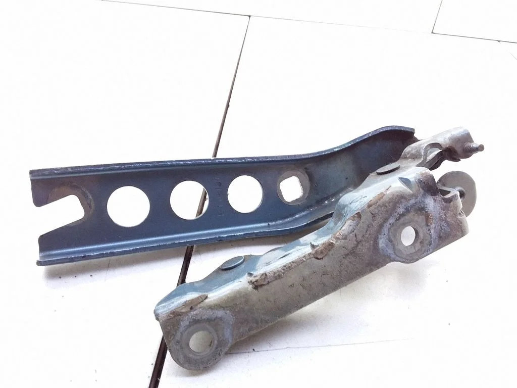 Engine bonnet/hood hinges – Skoda Octavia Mk2 (1Z) (2004-2013)