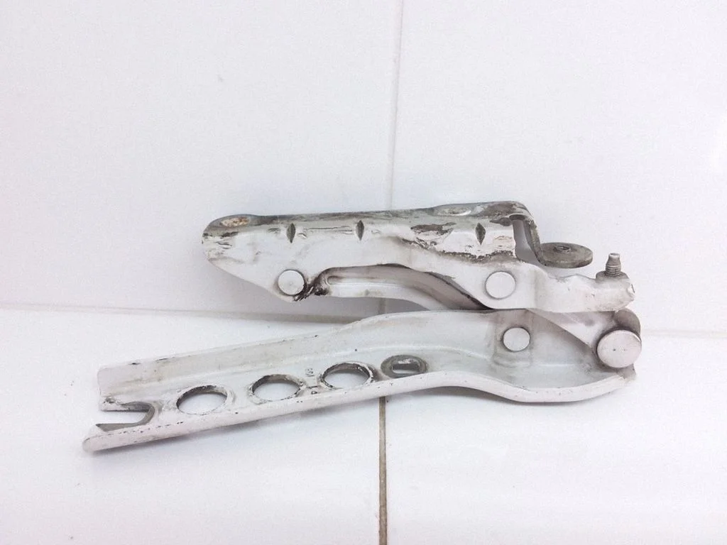 Engine bonnet/hood hinges – Skoda Octavia Mk2 (1Z) (2004-2013)