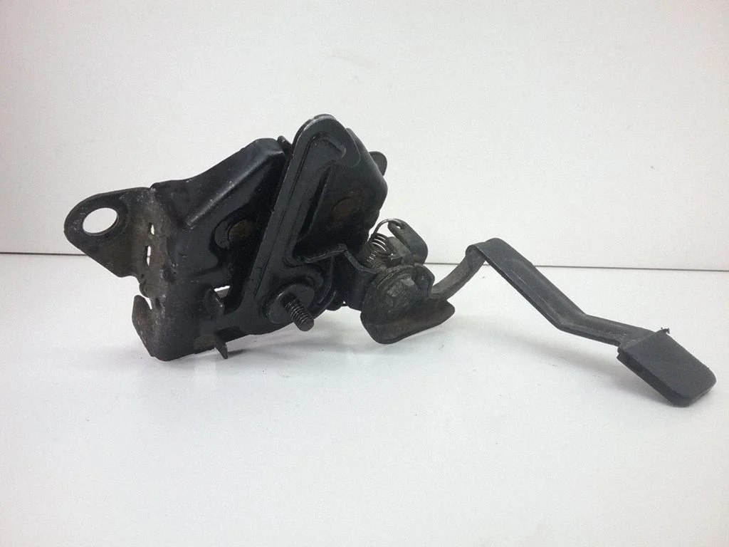 Engine bonnet/hood lock/catch – Mazda MPV II LW (1999-2007)
