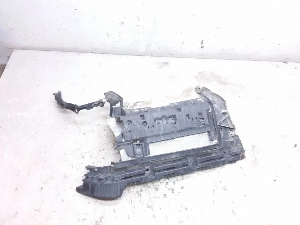 Tagumise kaitseraua kinnitusklamber – Land Rover Range Rover L405 (2013-2021)