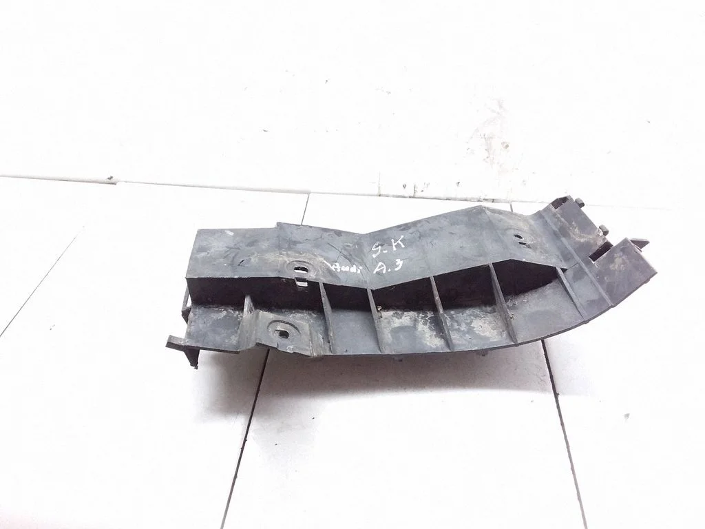 Rear bumper mounting bracket – Audi A3 S3 8L (1996-2003)