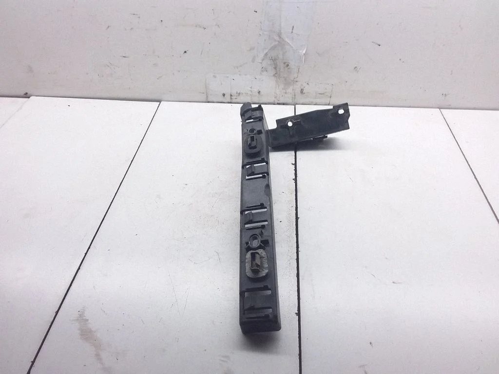 Rear bumper mounting bracket 51818354