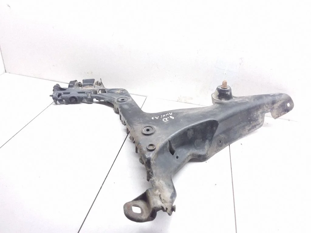 Rear bumper mounting bracket 8P4807378A