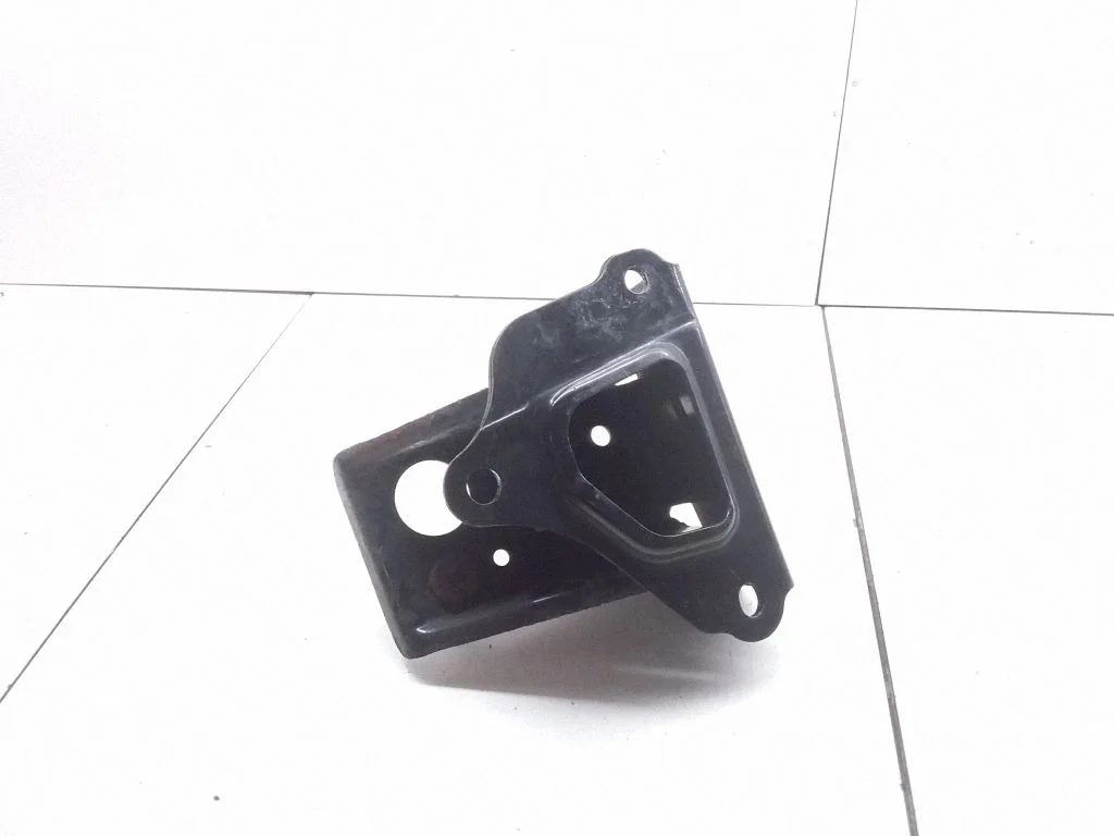 Rear bumper mounting bracket – rear left