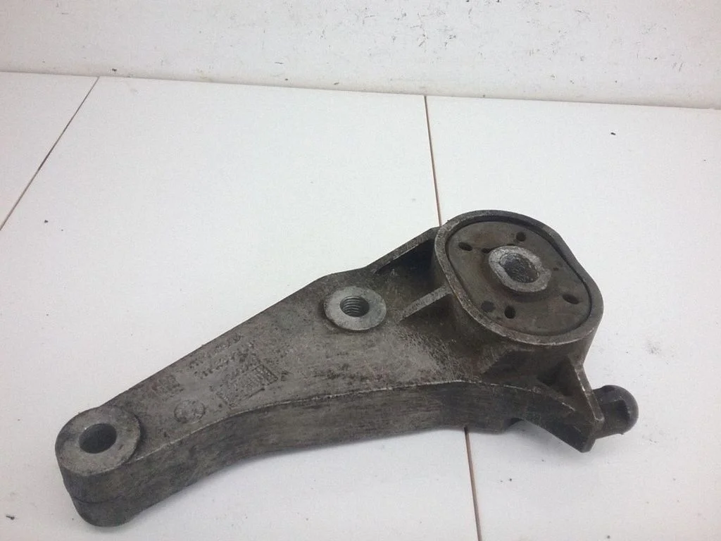 Gearbox mount 13117089