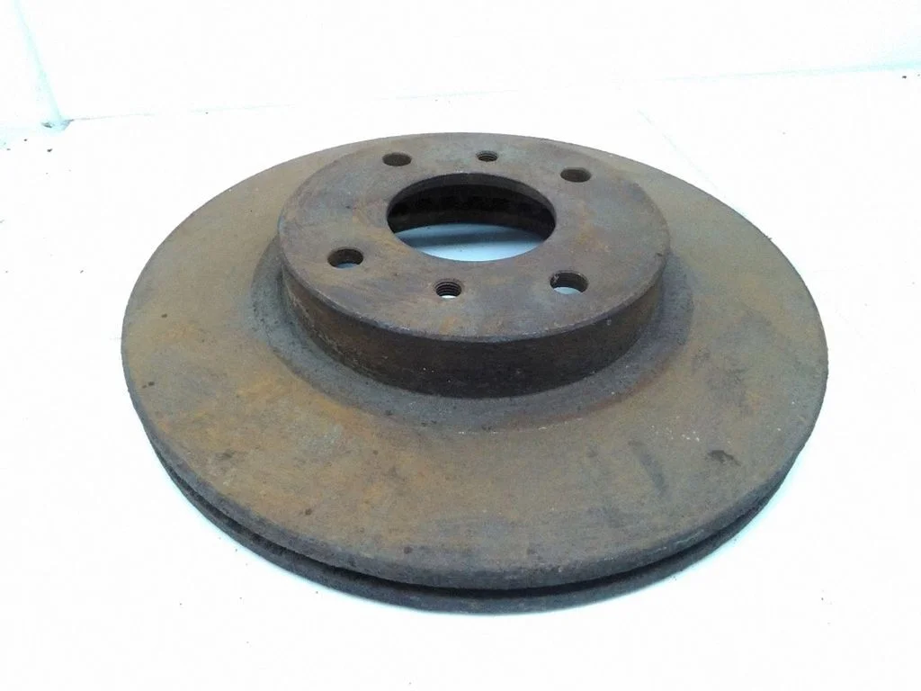 Tarcza hamulcowa przednia – Nissan Almera N16 (2000-2010)