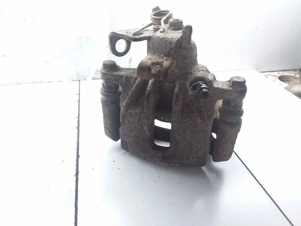 Rear brake caliper – rear right