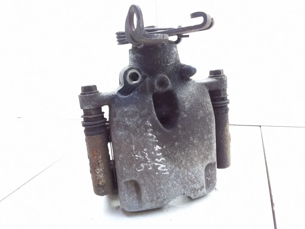 Rear brake caliper – rear right