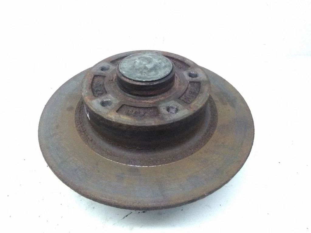 Aizmugurējais bremžu disks – kreisā