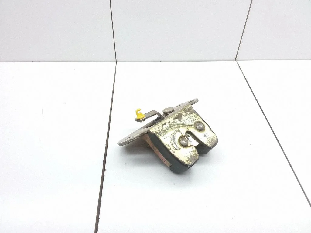 Tailgate/trunk/boot lock/catch/latch – Mitsubishi Carisma (1996-1999)
