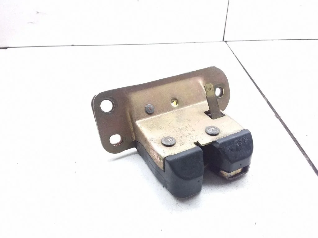 Tailgate/trunk/boot lock/catch/latch – Mitsubishi Carisma (1996-1999)