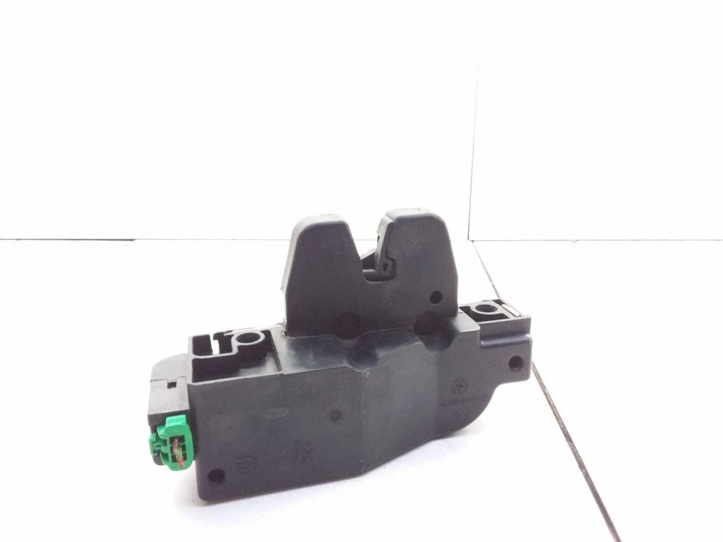 Aizmugurējā vāka slēdzene