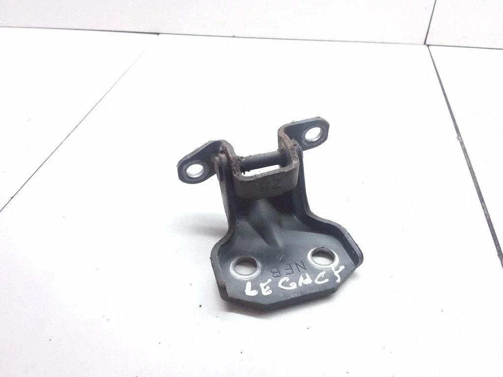 Front door upper hinge – front right