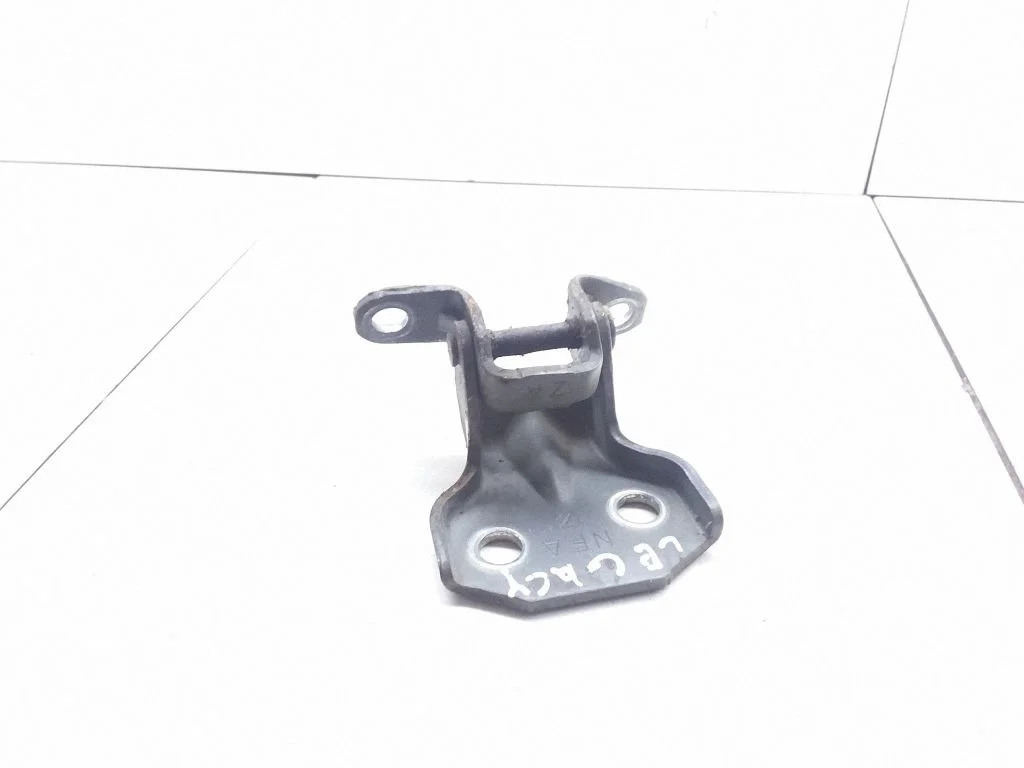 Front door upper hinge – front right