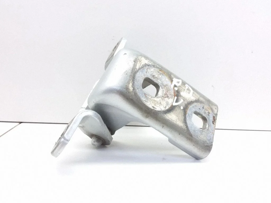 Front door upper hinge A046574