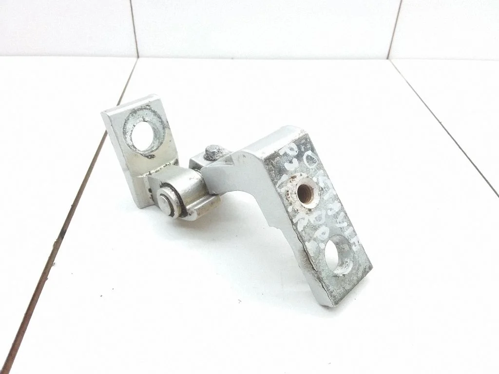 Front door upper hinge – Skoda Octavia Mk1 (1U) (1996-2004)