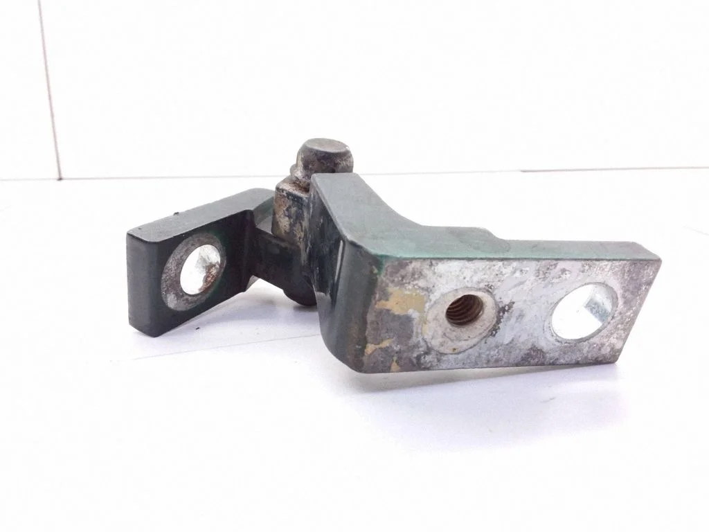 Front door upper hinge – Skoda Octavia Mk1 (1U) (1996-2004)