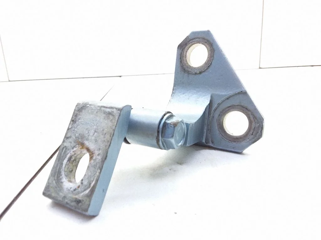 Front door upper hinge – Volkswagen Passat B6 (2005-2010)