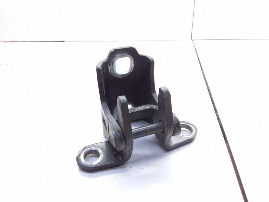Front door upper hinge – front right