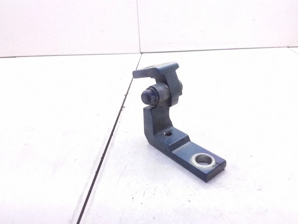 Front door upper hinge 6L0831402
