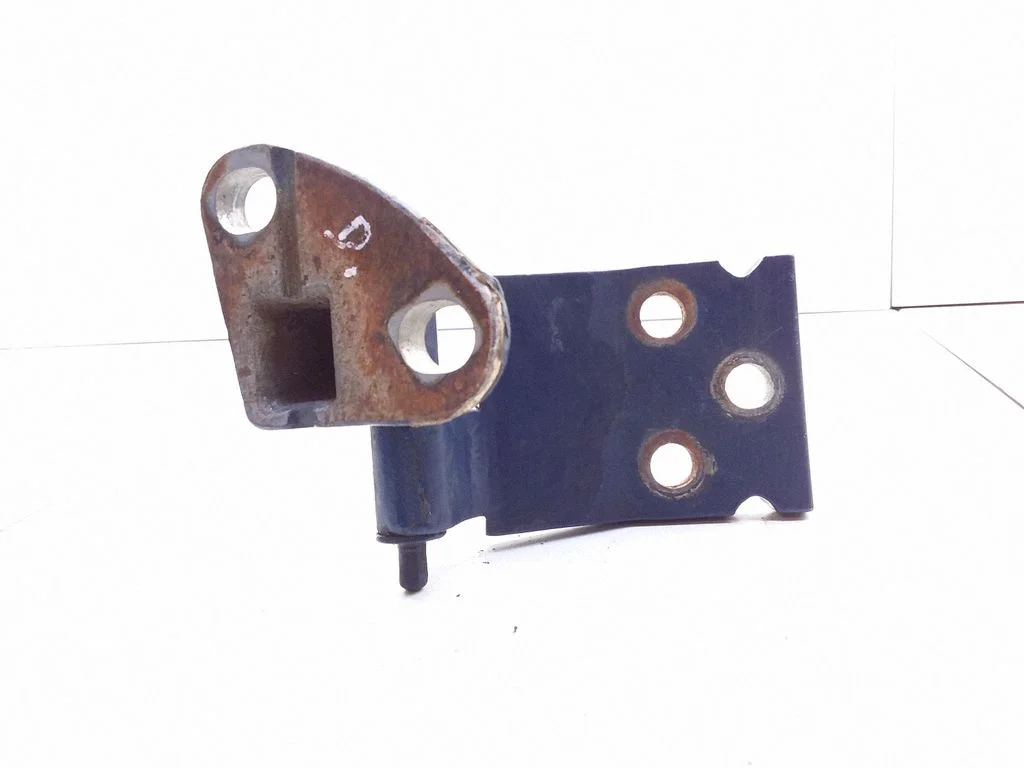 Front door upper hinge – front right