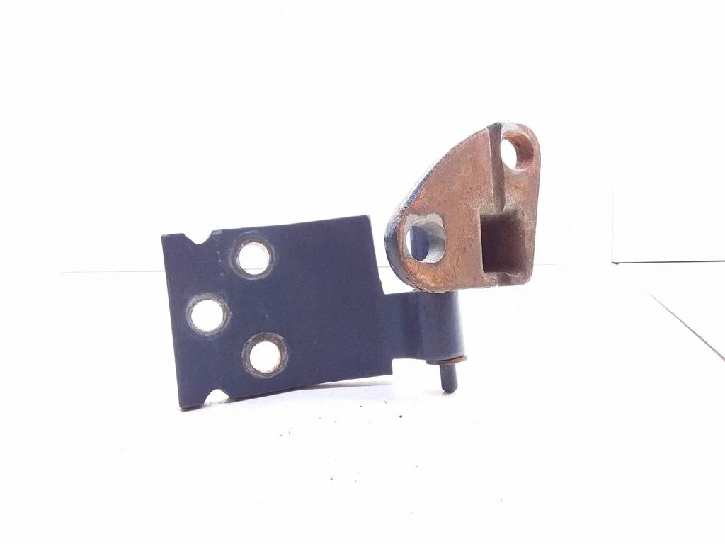 Front door upper hinge – front left