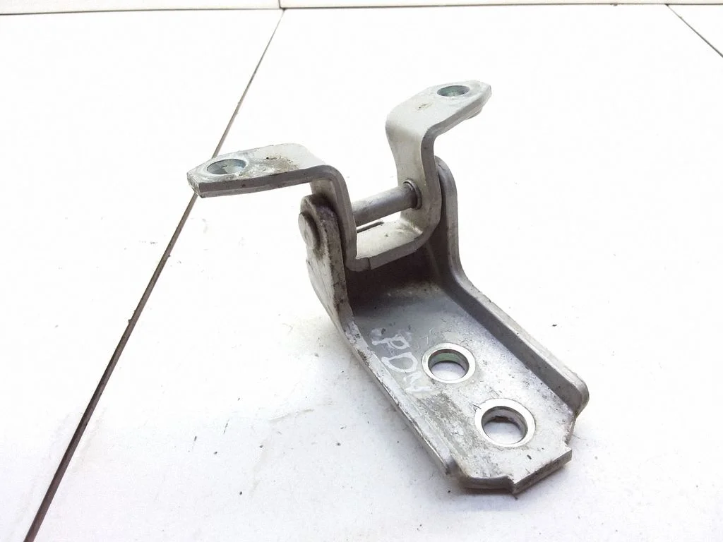 Front door upper hinge – front right