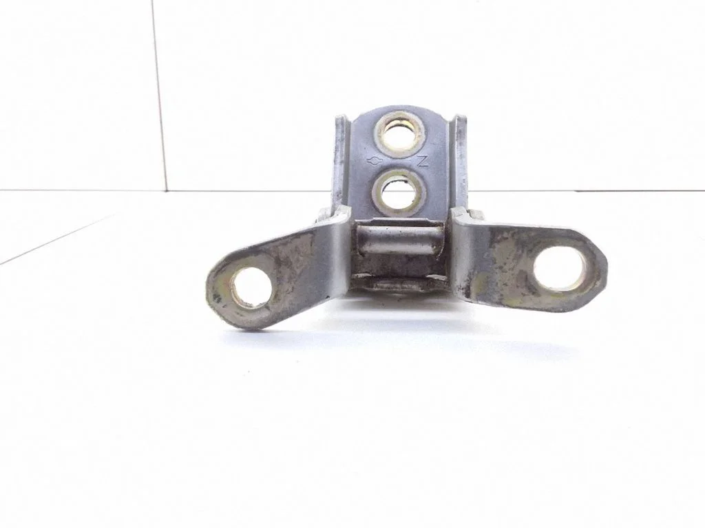 Front door upper hinge – Nissan X-Trail T30 (2001-2007)